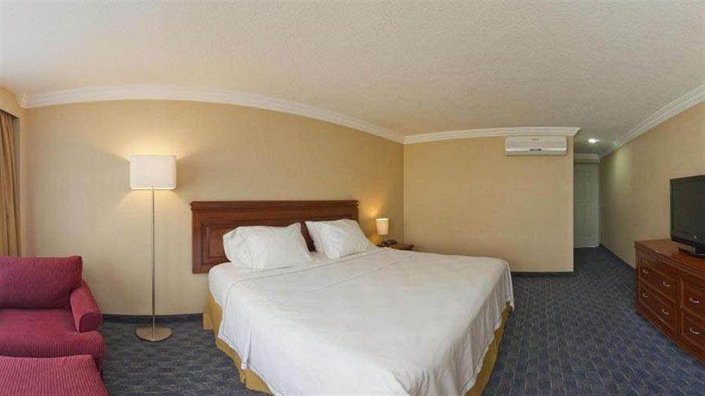 Holiday Inn Express Toluca By Ihg Екстер'єр фото